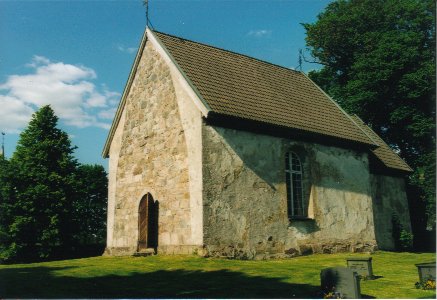 Die alte Kirche in Drev und der Friedhof