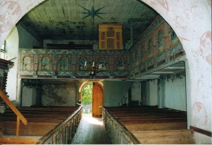 Die alte Kirche in Drev, Blick von innen zur Tür