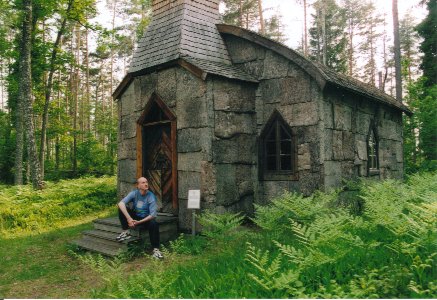 Eine Hütte, aussen ganz mit Baumrinde gedeckt